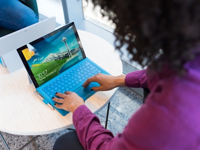 IT-Experte führt Schwachstellenanalyse durch